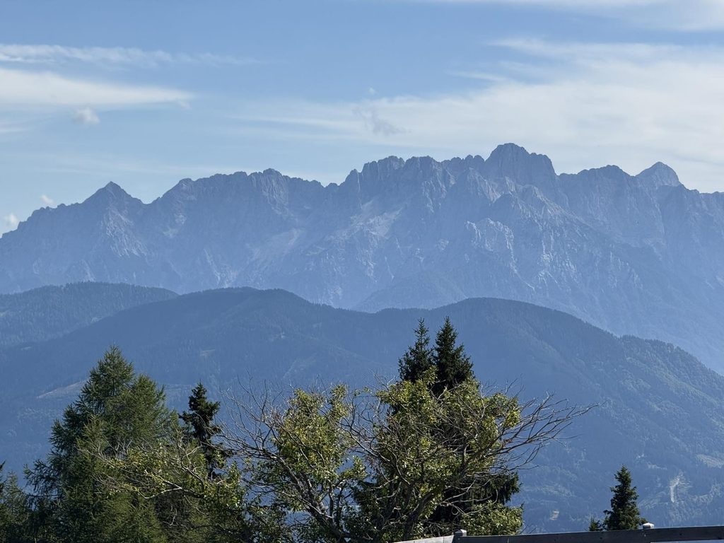 Hegyvonulatok panorámája a Dobratsch magasabb részéről