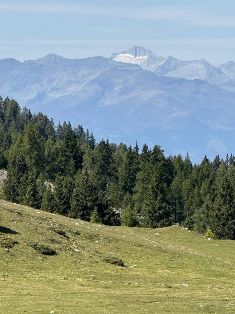 Dreiländerblick panoráma a környező hegyvonulatokra a Villacher Alpenstraße útvonaláról