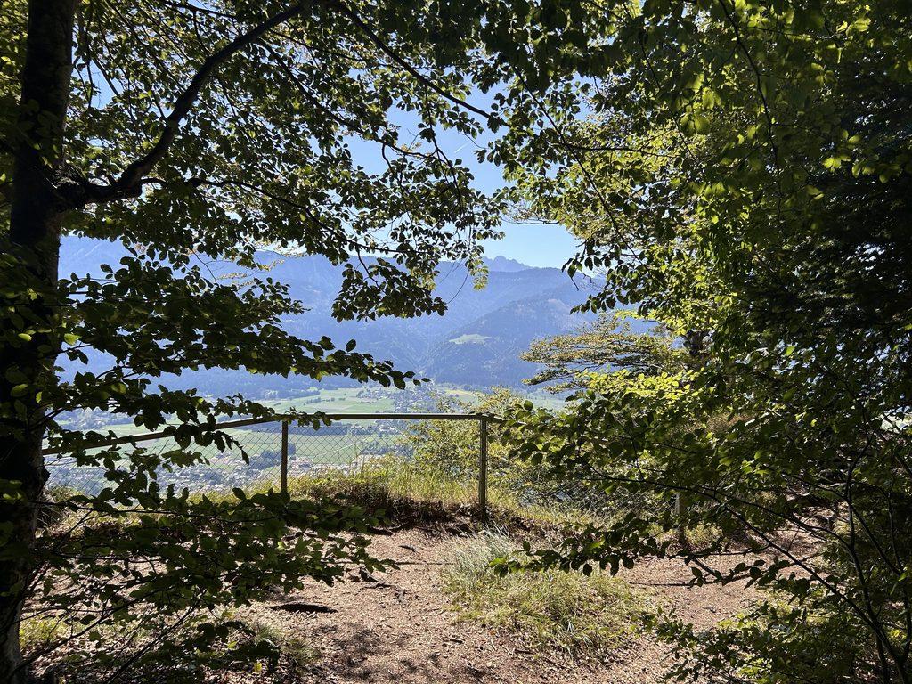 Erdővel keretezett kilátás a Villacher Alpenstraße egyik panorámapontjáról