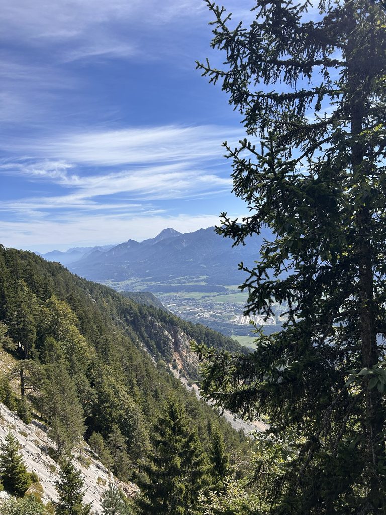 Schüttblick panoráma a Dobratsch sziklás oldalára a Villacher Alpenstraße mentén