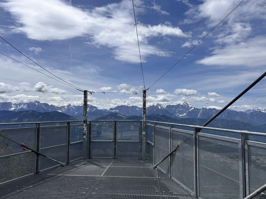Skywalk Rote Wand kilátóplatform a Villacher Alpenstraße mentén, háttérben az alpesi hegyvonulatok