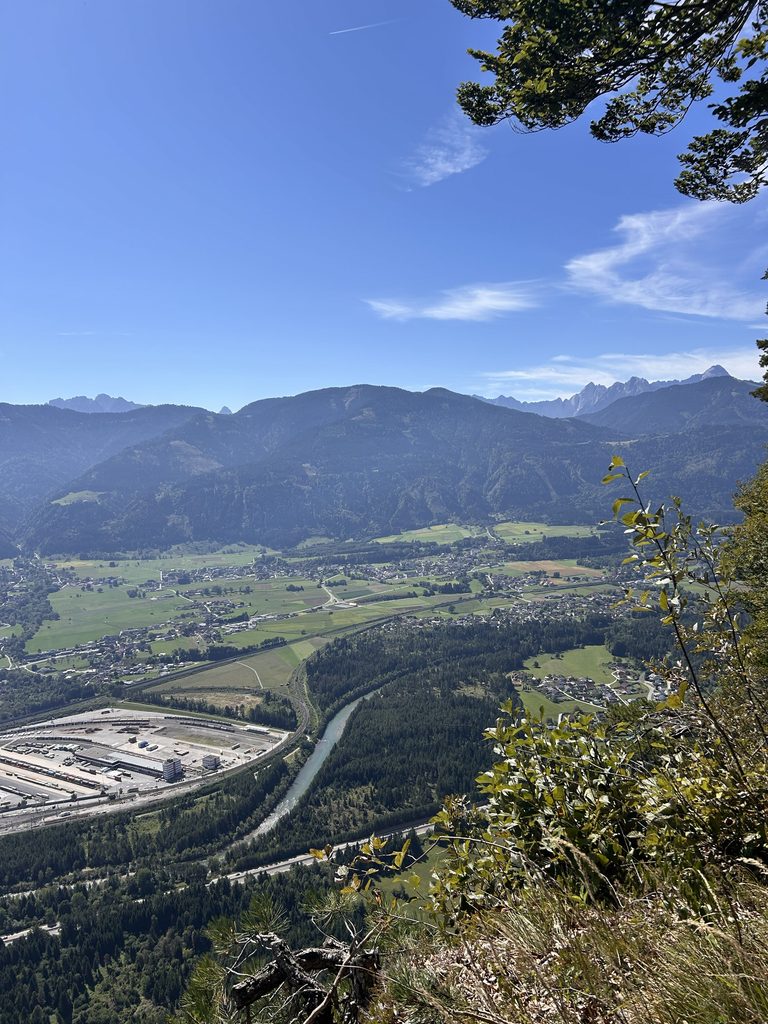 Kilátás Villach és a környező táj felé a Villacher Alpenstraße Stadt- und Seenblick megállójából