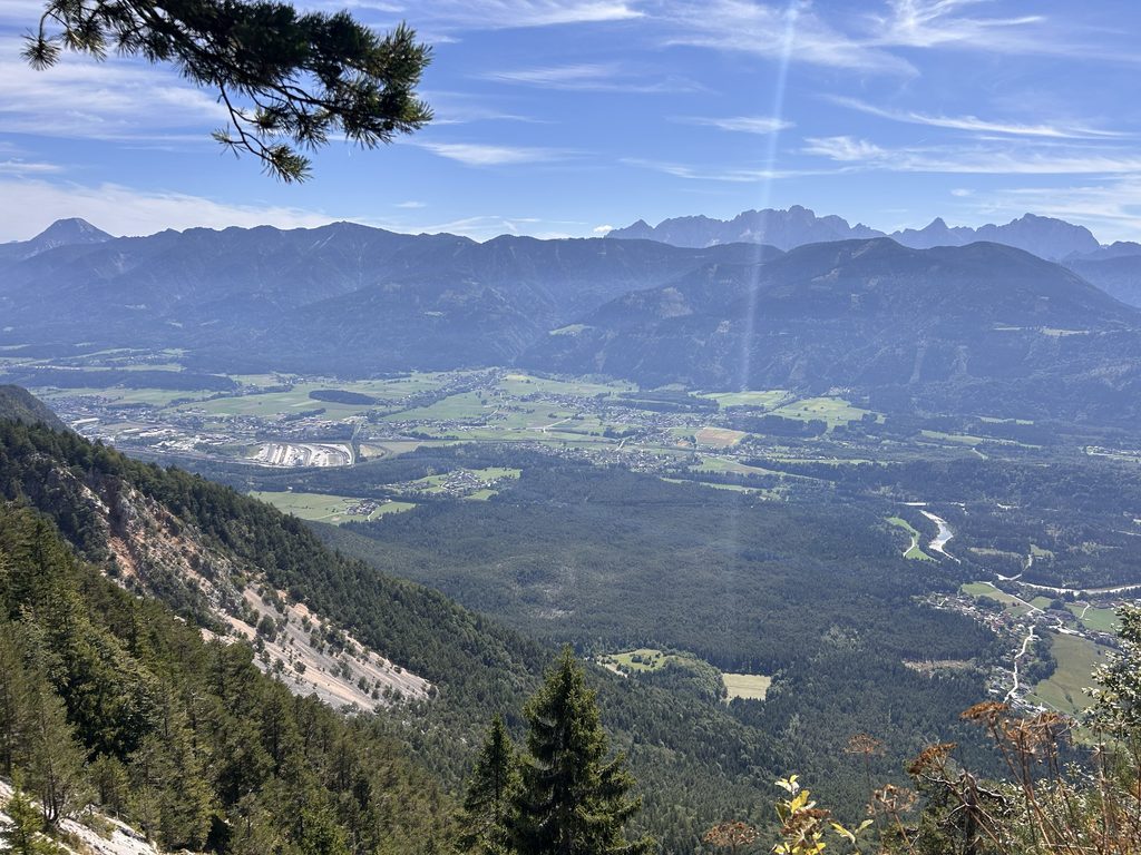 Kilátás a Villacher Alpenstraße magasabb szakaszáról a völgyre és a környező hegyvonulatokra
